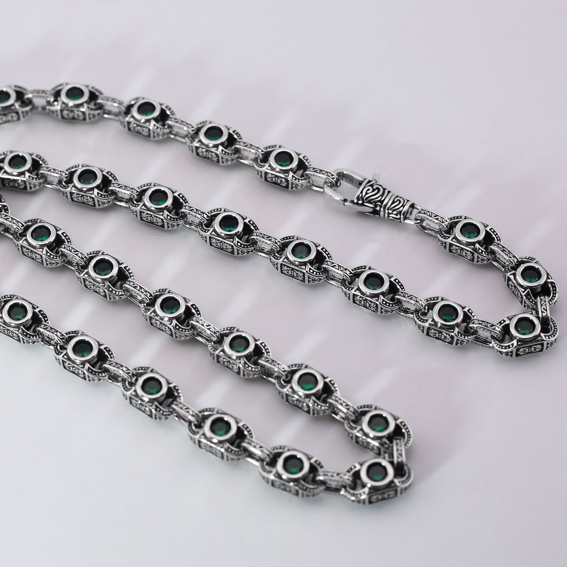 Aragogaceous pattern sapphire necklace for couples