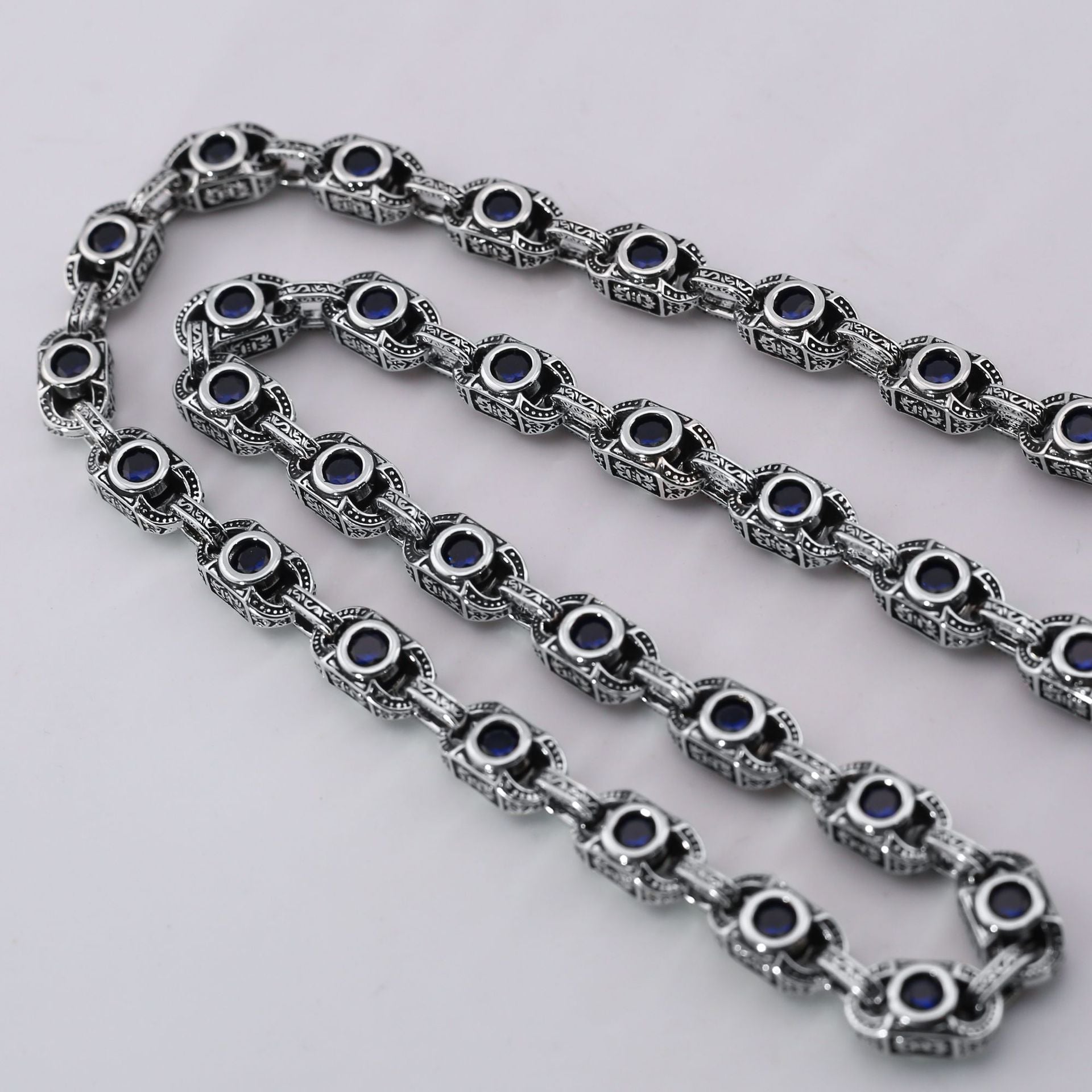 Aragogaceous pattern sapphire necklace for couples