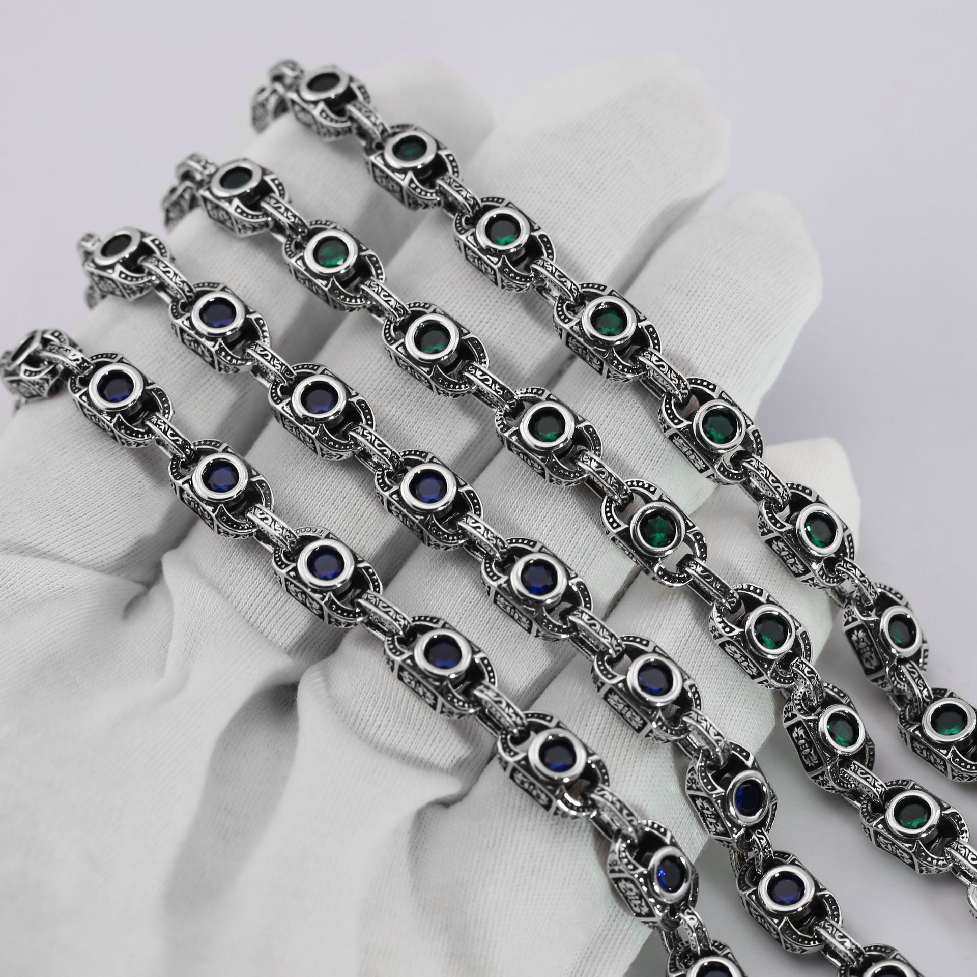Aragogaceous pattern sapphire necklace for couples