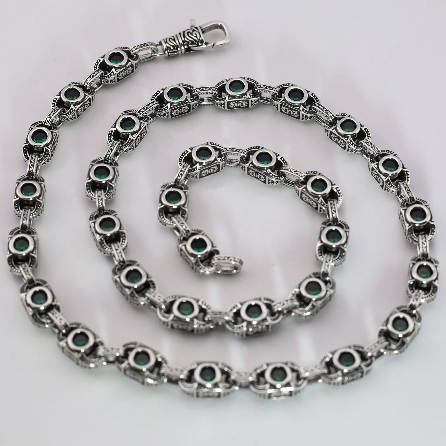 Aragogaceous pattern sapphire necklace for couples