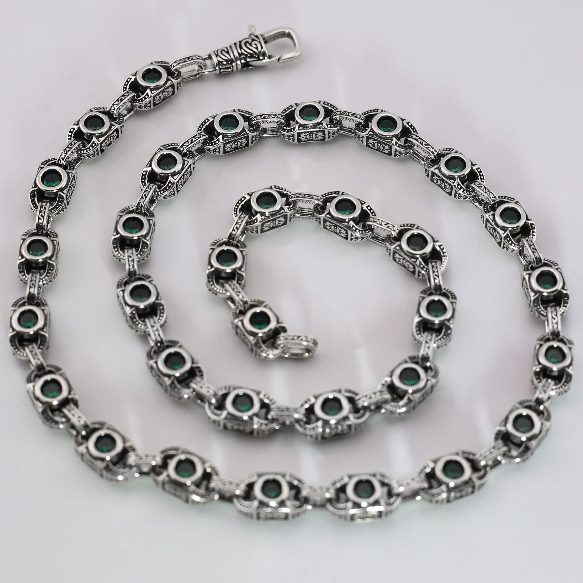 Aragogaceous pattern sapphire necklace for couples