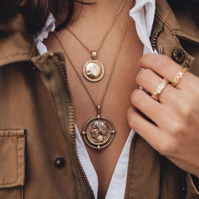 29 stylish Gold necklace on neck Gold chain Women&